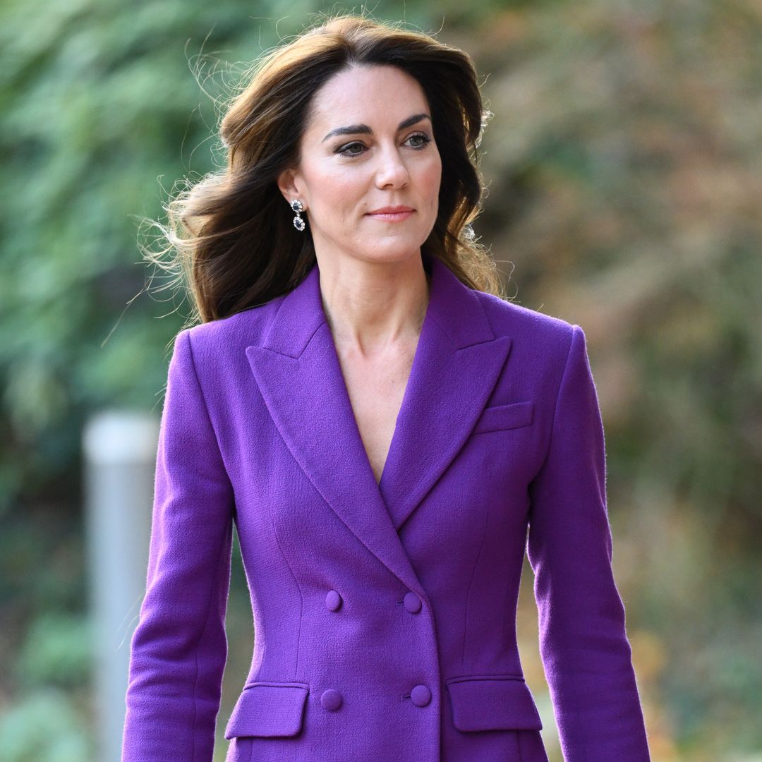 El traje que multiplica la confianza de Kate Middleton: púrpura, entallado y con guiño a la realeza