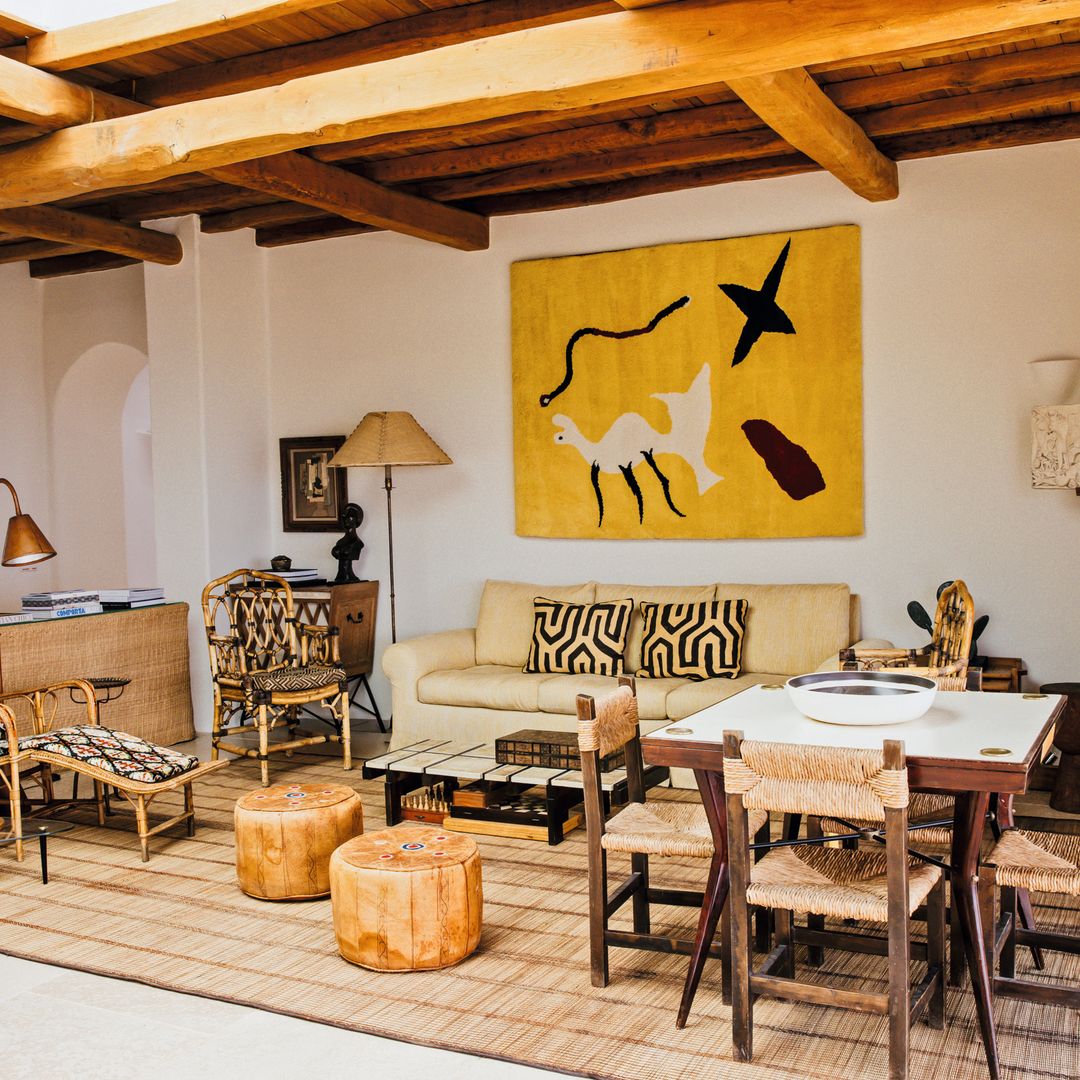 EMMA ROIG  NOS RECIBE EN SU REFUGIO DE IBIZA, UNA IMPRESIONANTE VILLA EN EL CORAZÓN DE LA ISLA