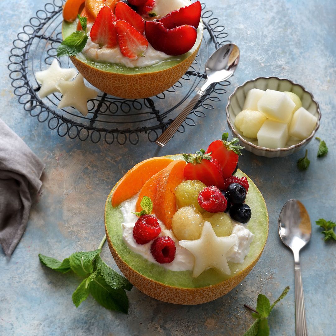 Melón relleno de ensalada de frutas y sirope de ágave