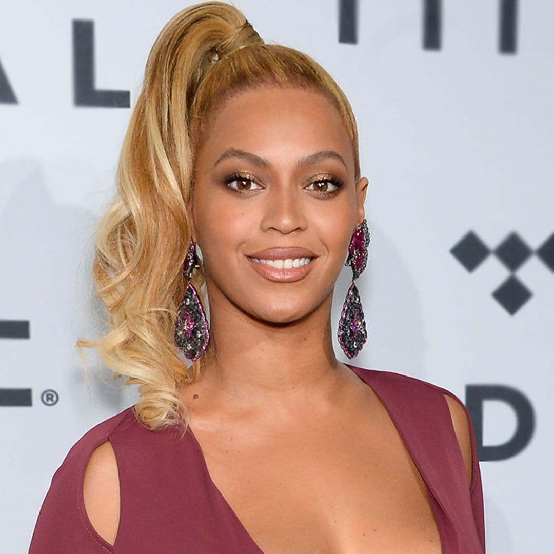 ¿Es un bañador de vinilo? Beyoncé juega al despiste, pero enloquece a sus fans