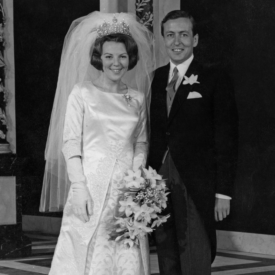 Recordamos la boda de Beatriz de Holanda, la reina que diseñó su propio vestido de novia hace 60 años