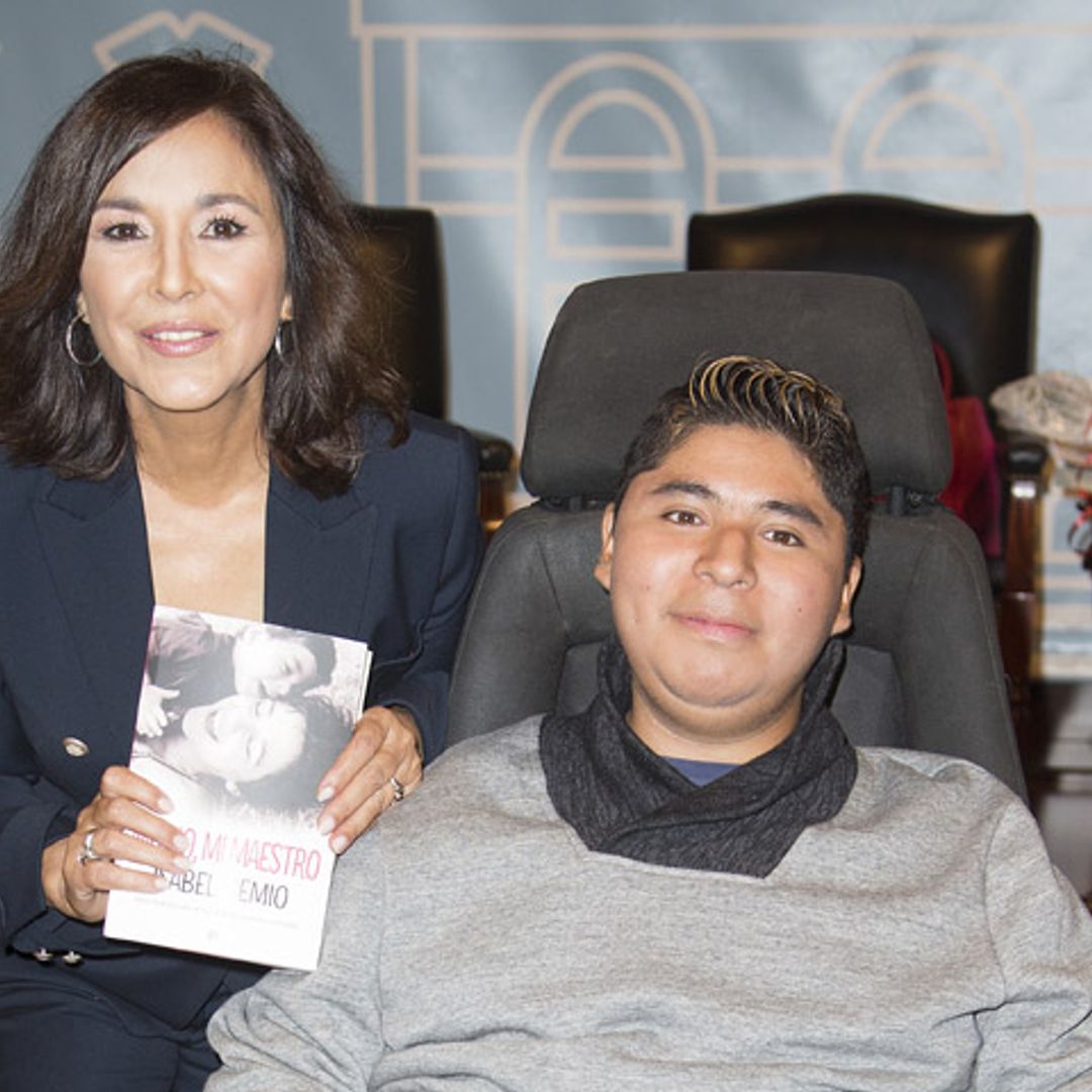 Isabel Gemio se emociona en la presentación del libro sobre su hijo Gustavo, que padece una enfermedad degenerativa