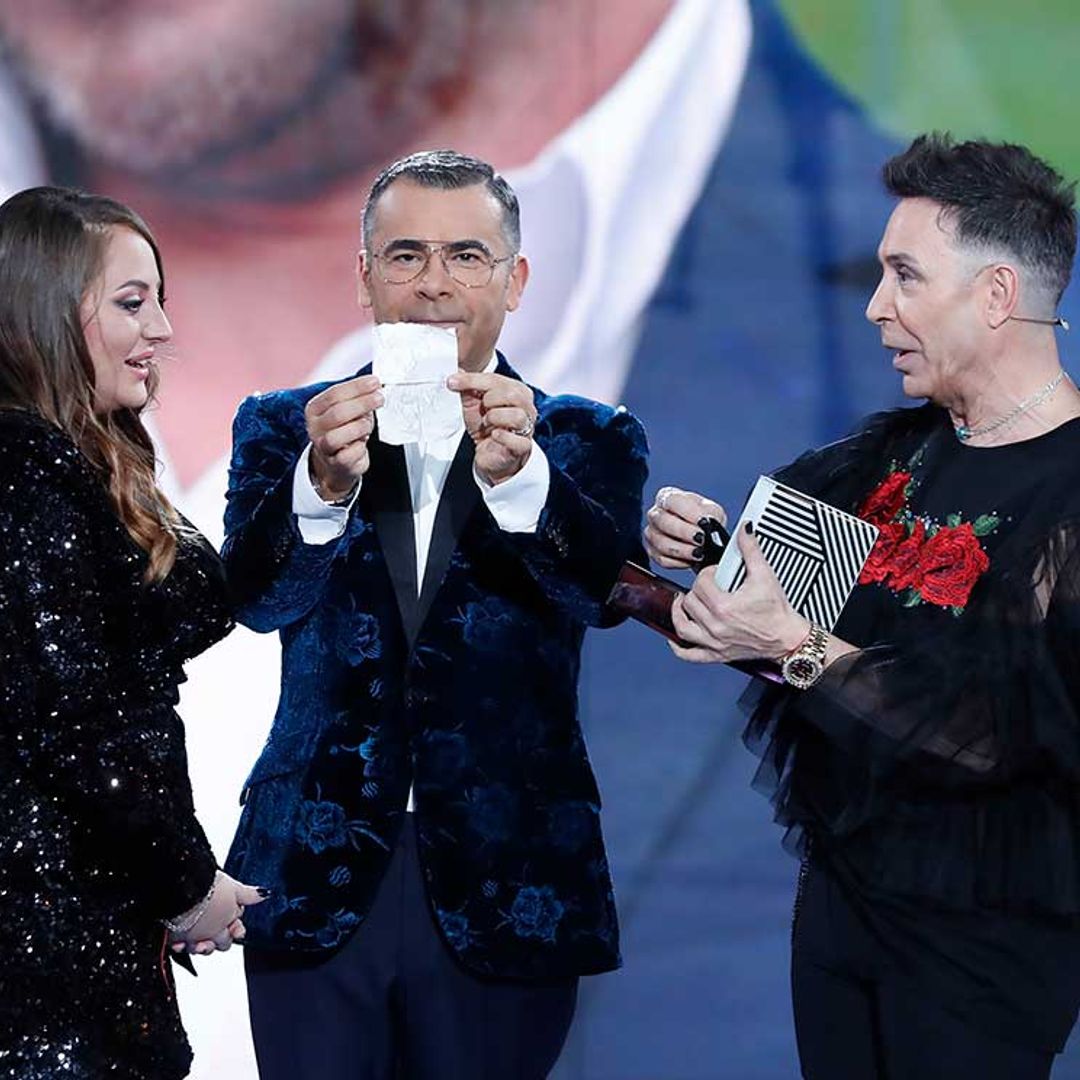 Rocío Flores recibe un emotivo regalo de su abuela de manos del Maestro Joao