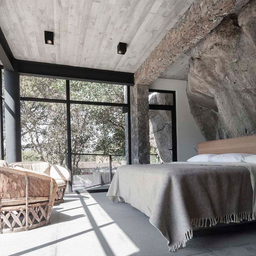 Una casa excavada en la roca (y a la medida del entorno)