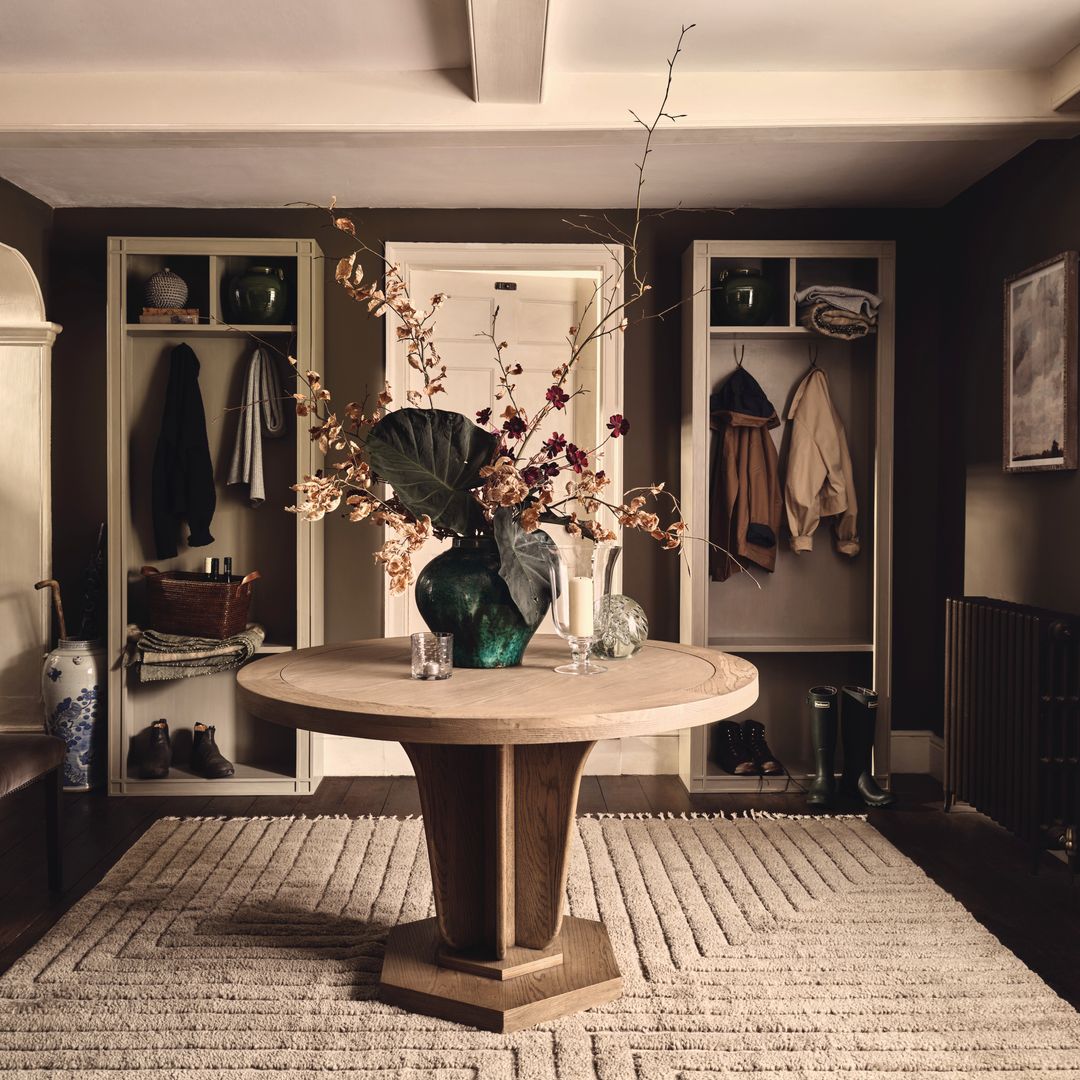 Soluciones prácticas para organizar los abrigos de tus invitados en Navidad y maximizar el espacio en tu casa