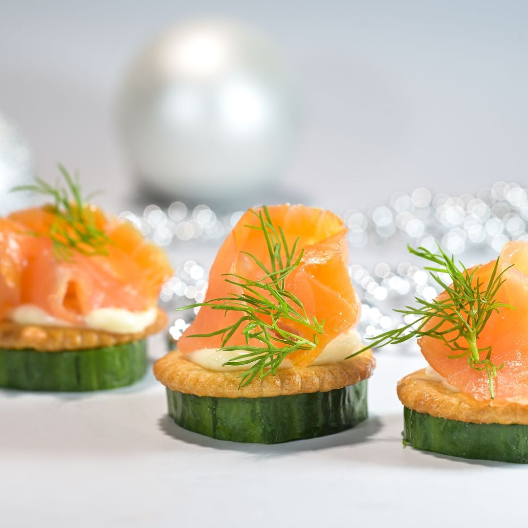 Aperitivos con salmón ahumado para Navidad: ideas fáciles e irresistibles listas en 10 minutos