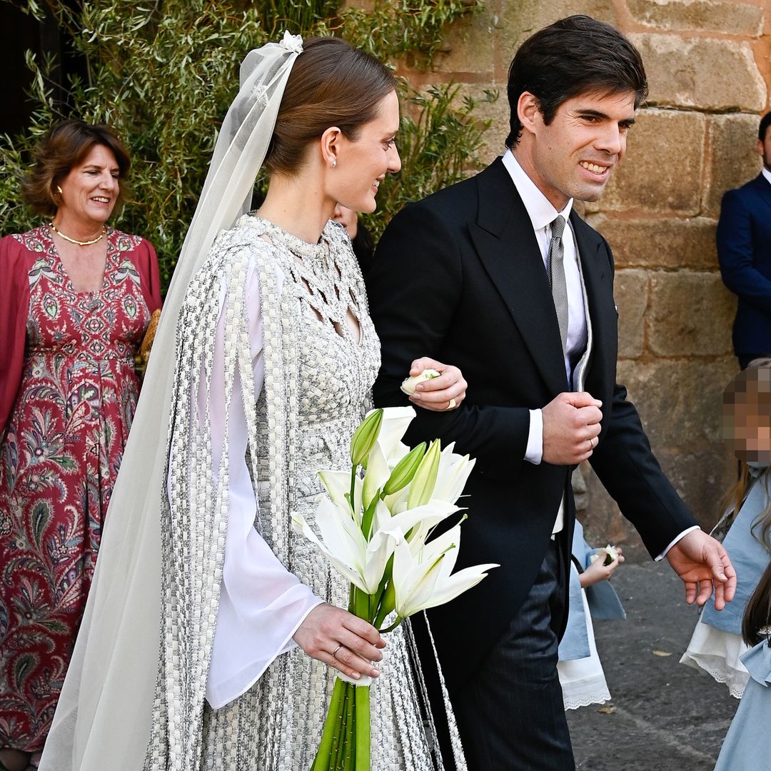 Flecos, guiño a Perú y una capa de hilos plateados: así ha brillado Micaela Belmont en su boda con Fernando Palazuelo