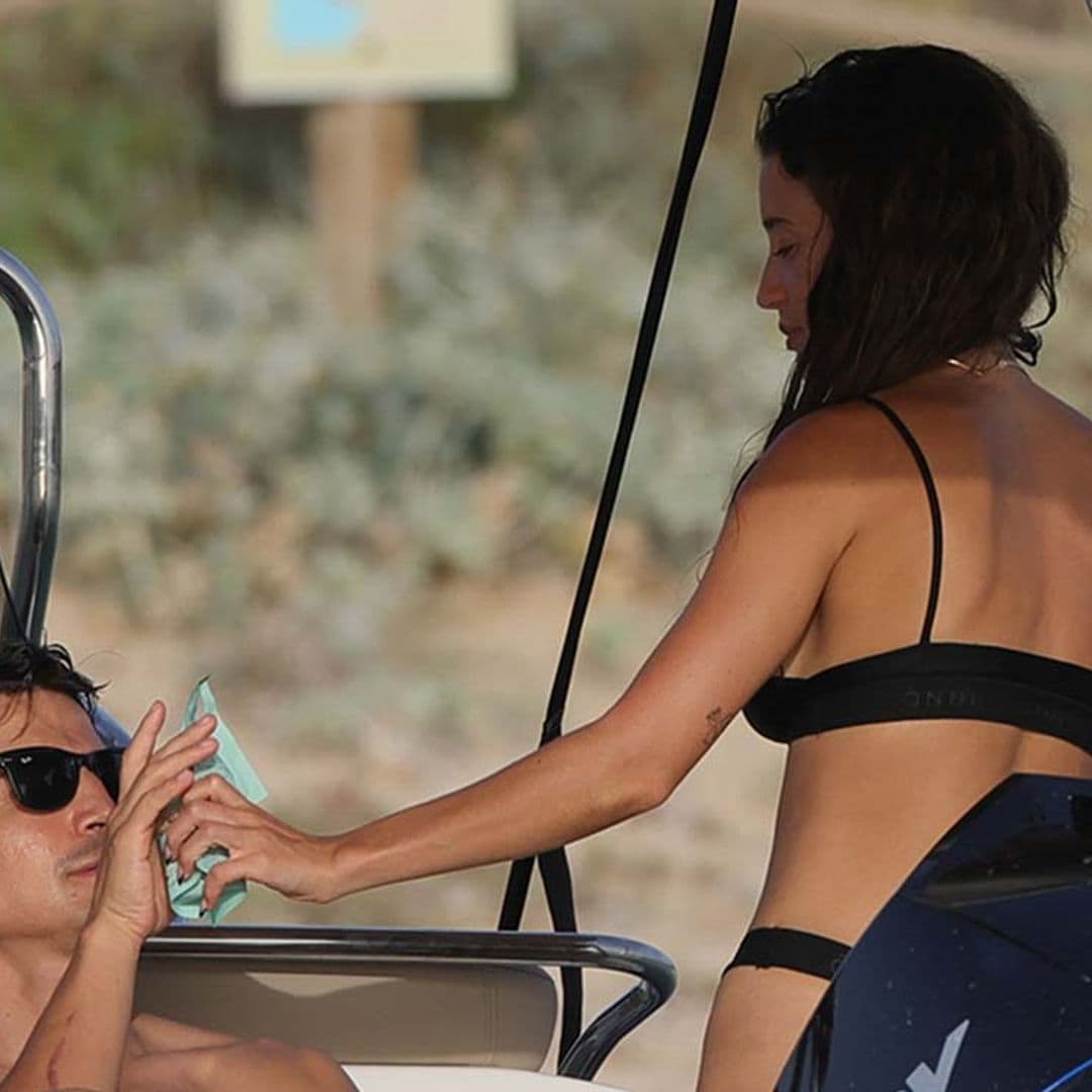 Álex González y María Pedraza revolucionan Ibiza luciendo sus cuerpazos al sol