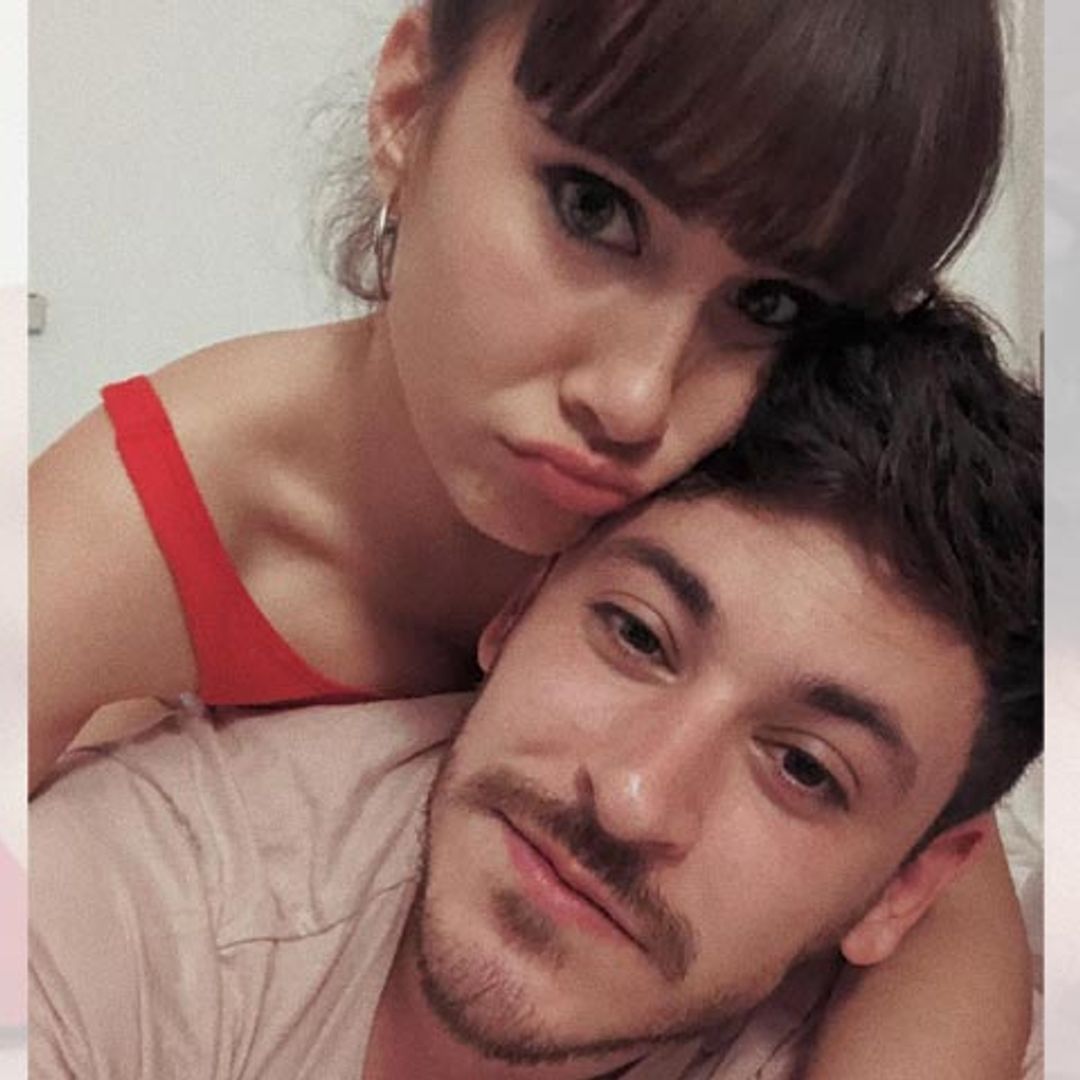 El primer beso en público de Aitana y Cepeda tras las imágenes en ¡HOLA! que confirman su relación