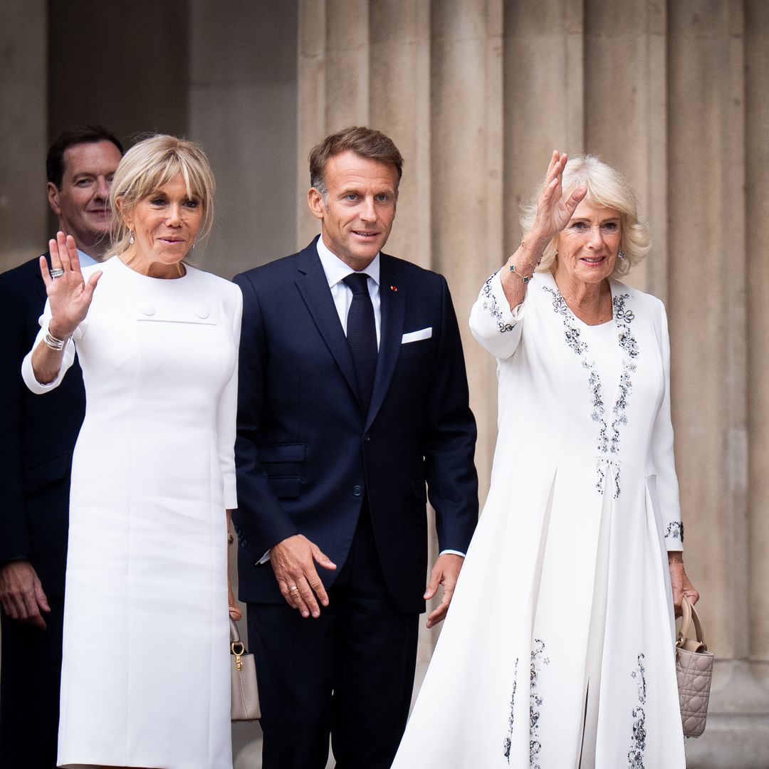 El gran despliegue de joyas artísticas: las piezas que han lucido Carlos III y Camilla ante los Macron antes de su cita con Felipe VI y doña Letizia
