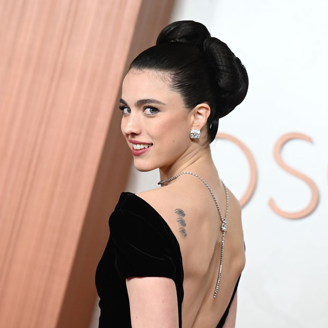 Margaret Qualley revela la inspiración detrás del peinado que llevó en los Premios Oscar