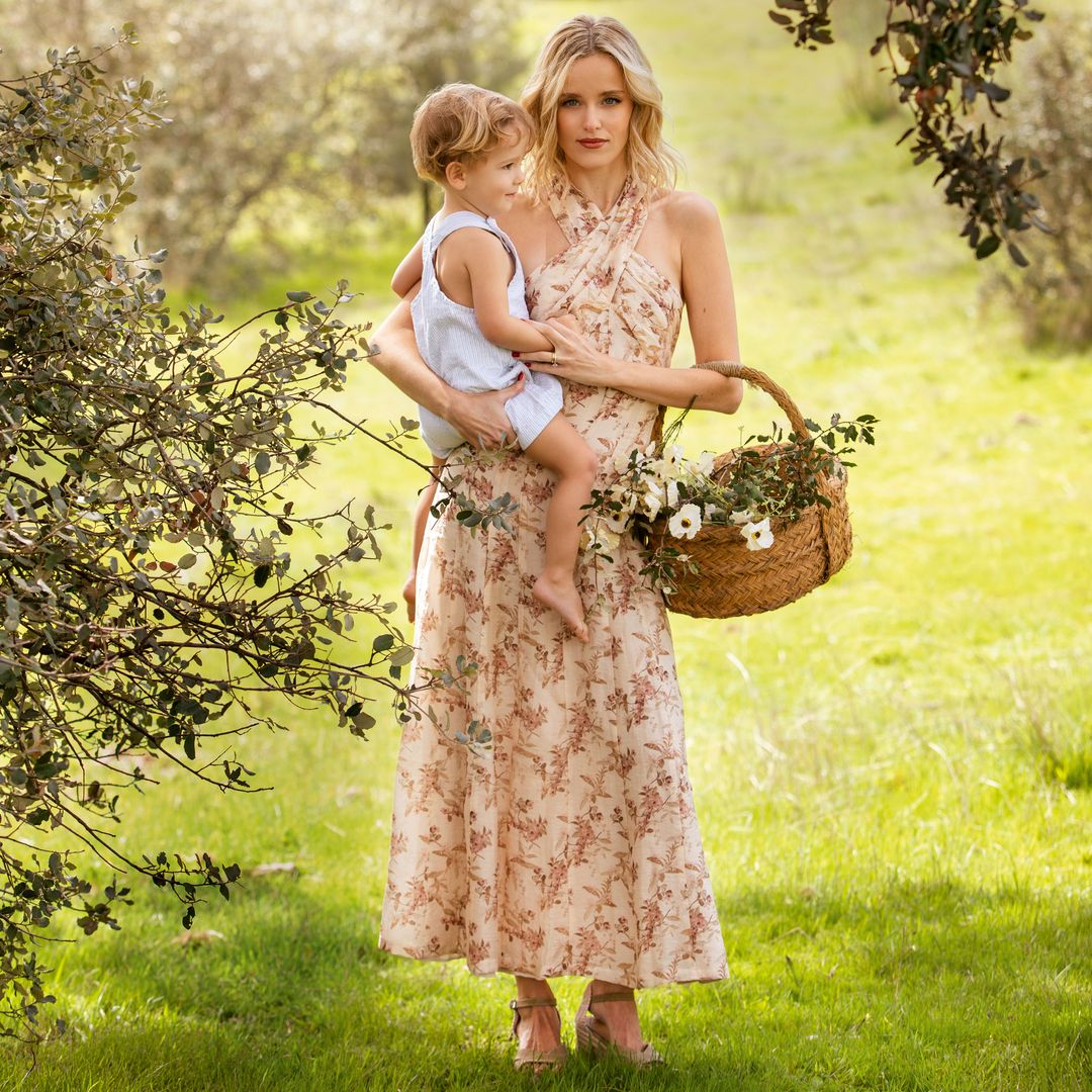 Daphne, con un vestido de Martín Alcalde Studio y zapatos de Castañer. Por su parte, Mauro, con peto de Baby El Corte Inglés