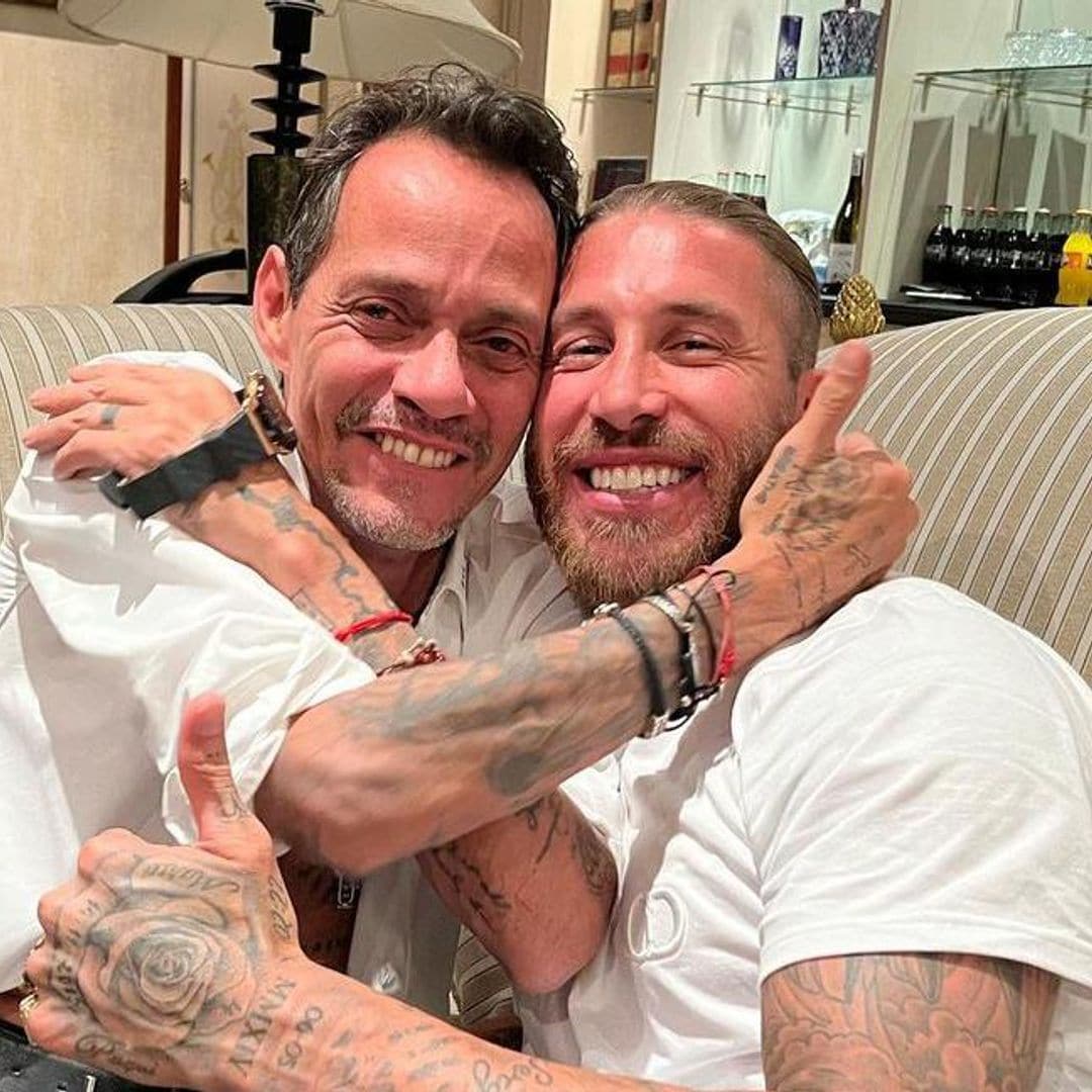 Marc Anthony y Sergio Ramos presumen su amistad con un beso
