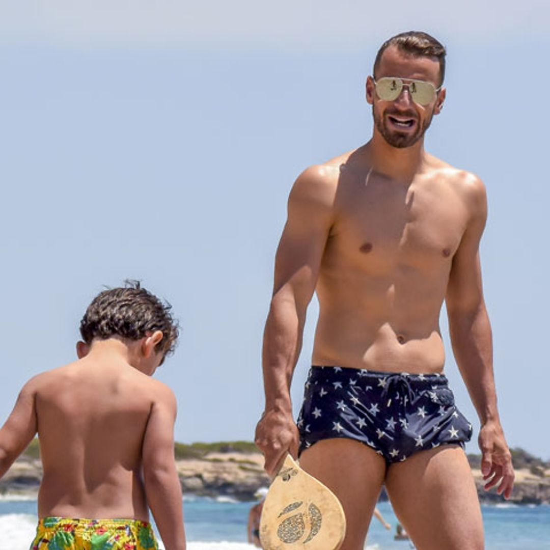 El futbolista Roberto Soldado, todo un padrazo en las playas de Ibiza