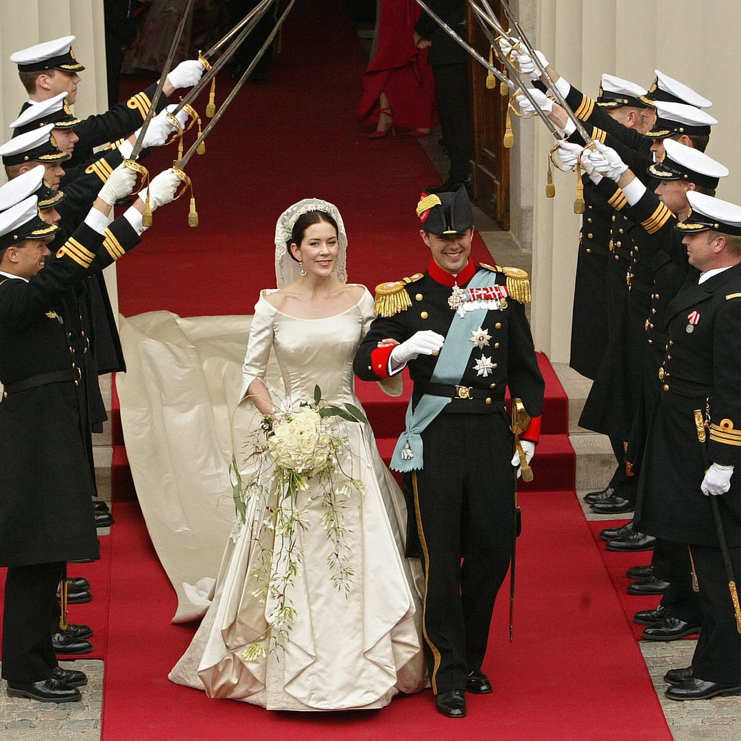 Recordamos el romántico traje nupcial de Mary de Dinamarca 20 años después