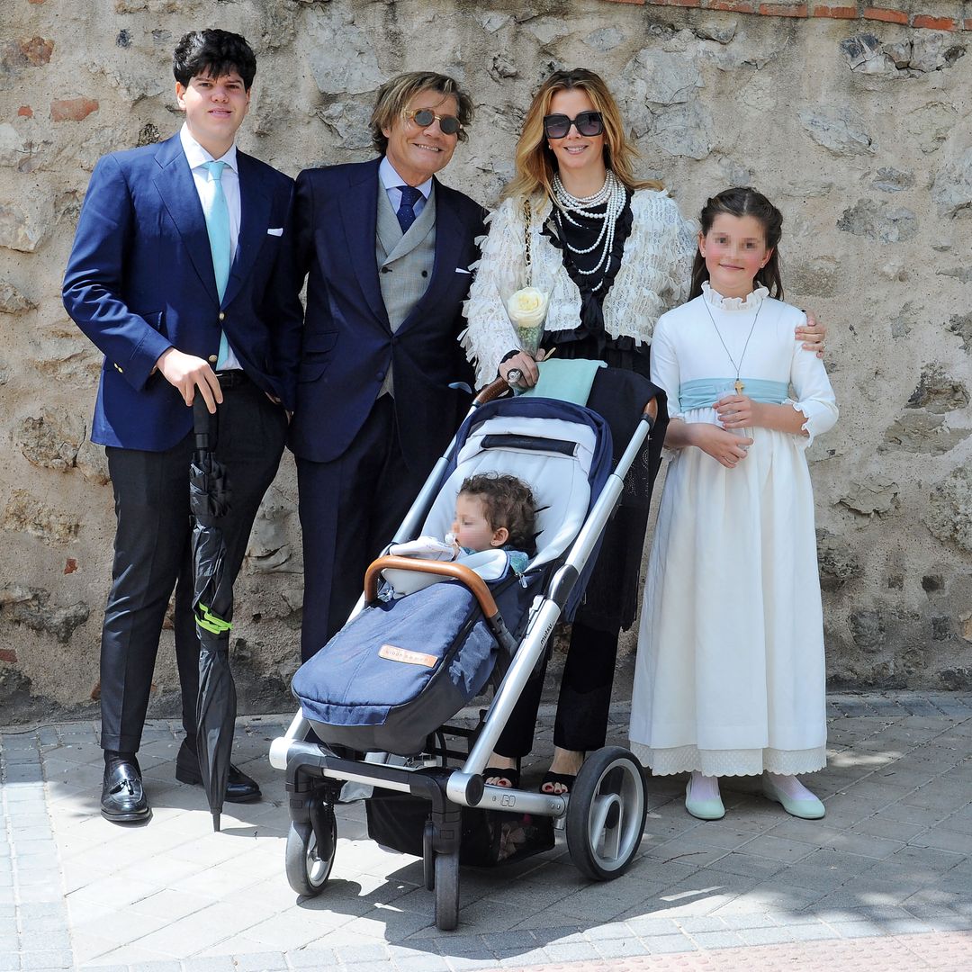 Sofía Mazagatos y Tito Pajares con la pequeña Sofía y Amanda, las dos hijas de la parejas. Junto a ellos, el primogénito del empresario de la noche madrileña, fruto de una relación anterior.