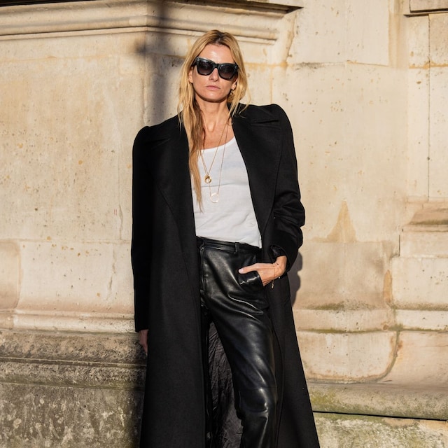 Look con pantalon de cuero y zapatillas