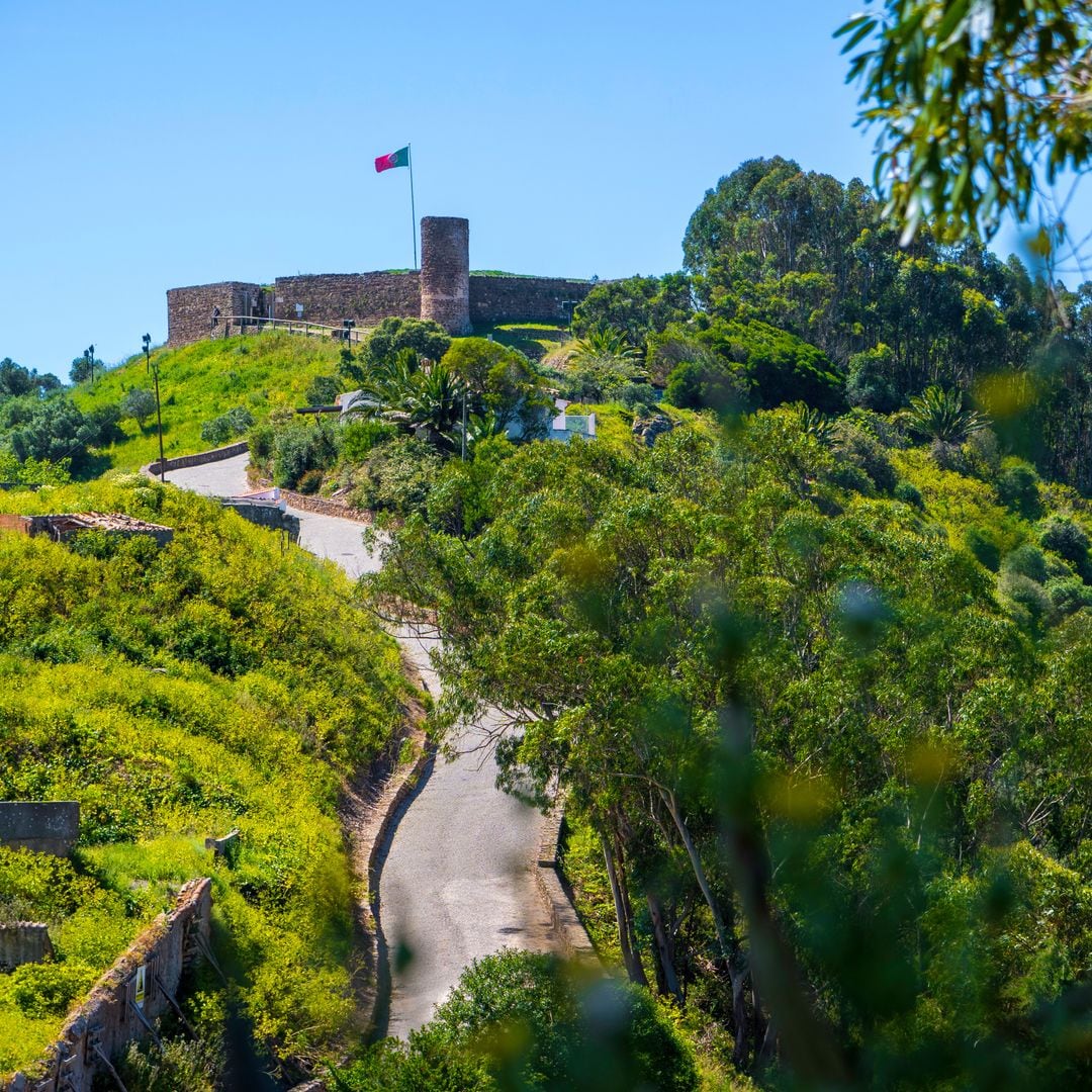 Castillo mediebal de Aljezur en el Algarve, Portugal