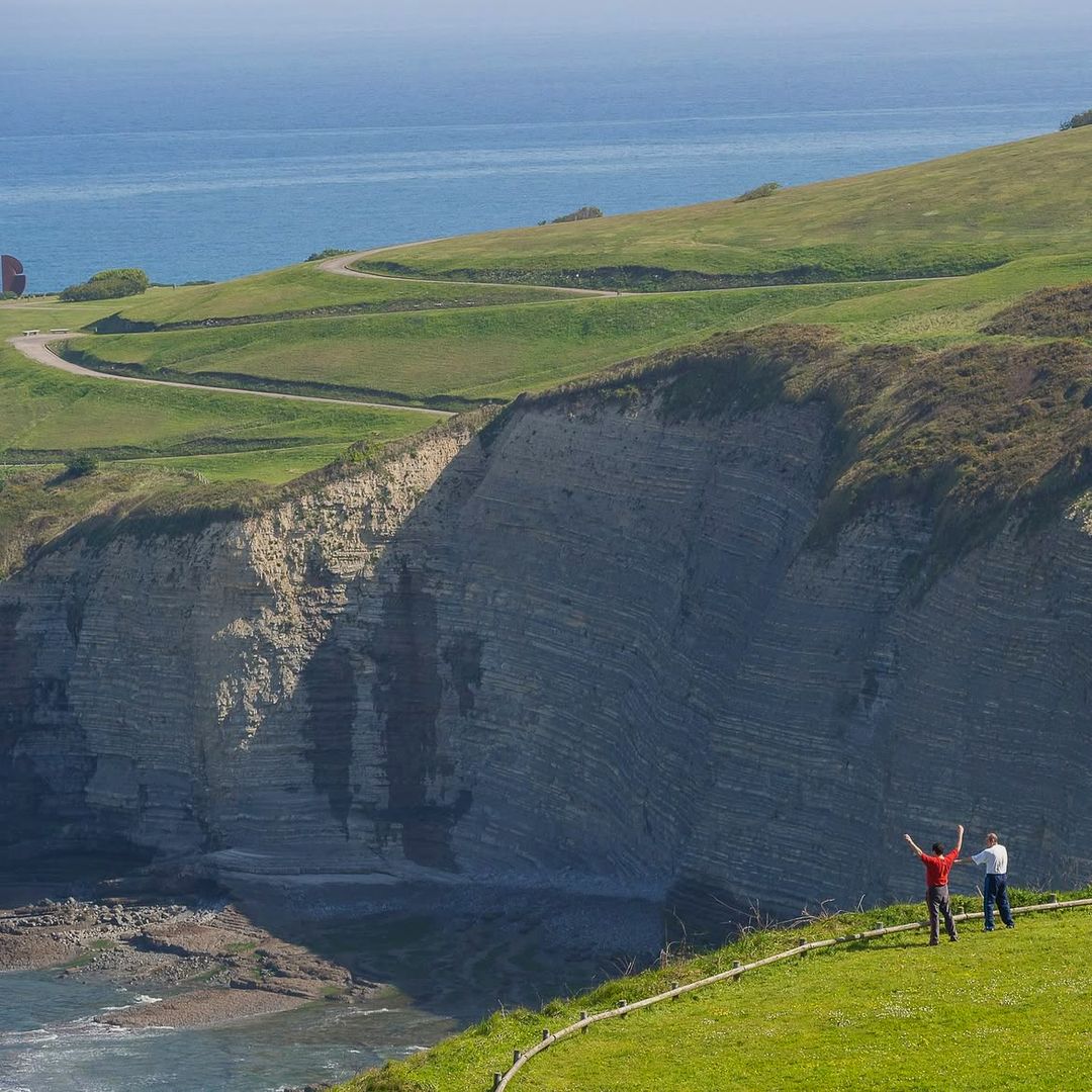 Acantilados de la playa de Peñarrubia, Asturias