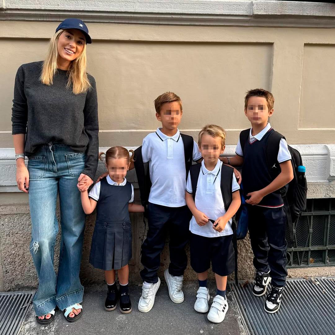 Alice Campello con sus hijos el primer día de cole