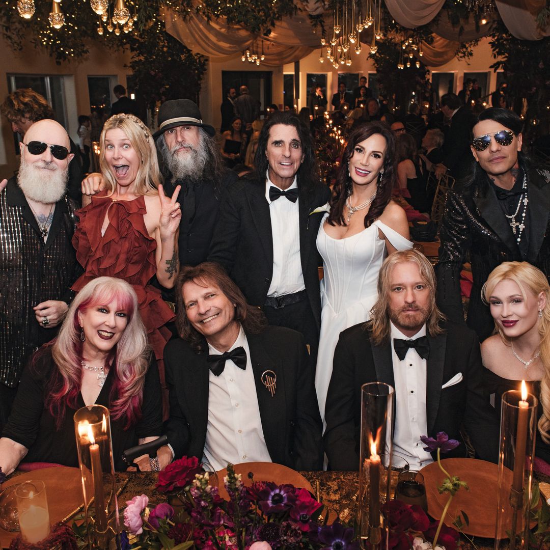 Los novios con invitados, entre los que se encuentran Rob Halford, cantante de Judas Priest; Rob Zombie, y Chris Wyse, exbajista del grupo The Cult