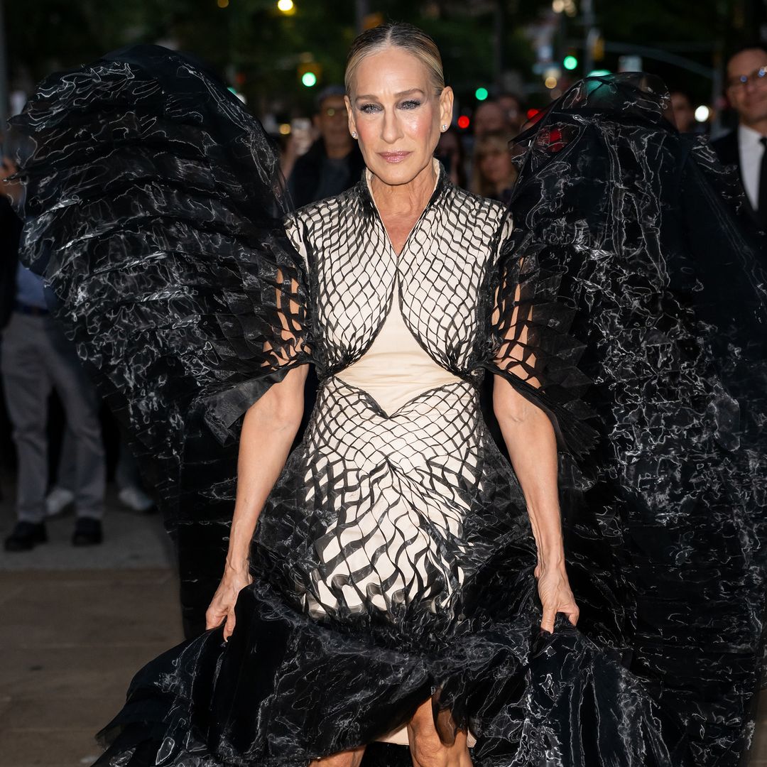 Sarah Jessica Parker se supera a sí misma con su vestido con alas de dramatismo siniestro en Nueva York