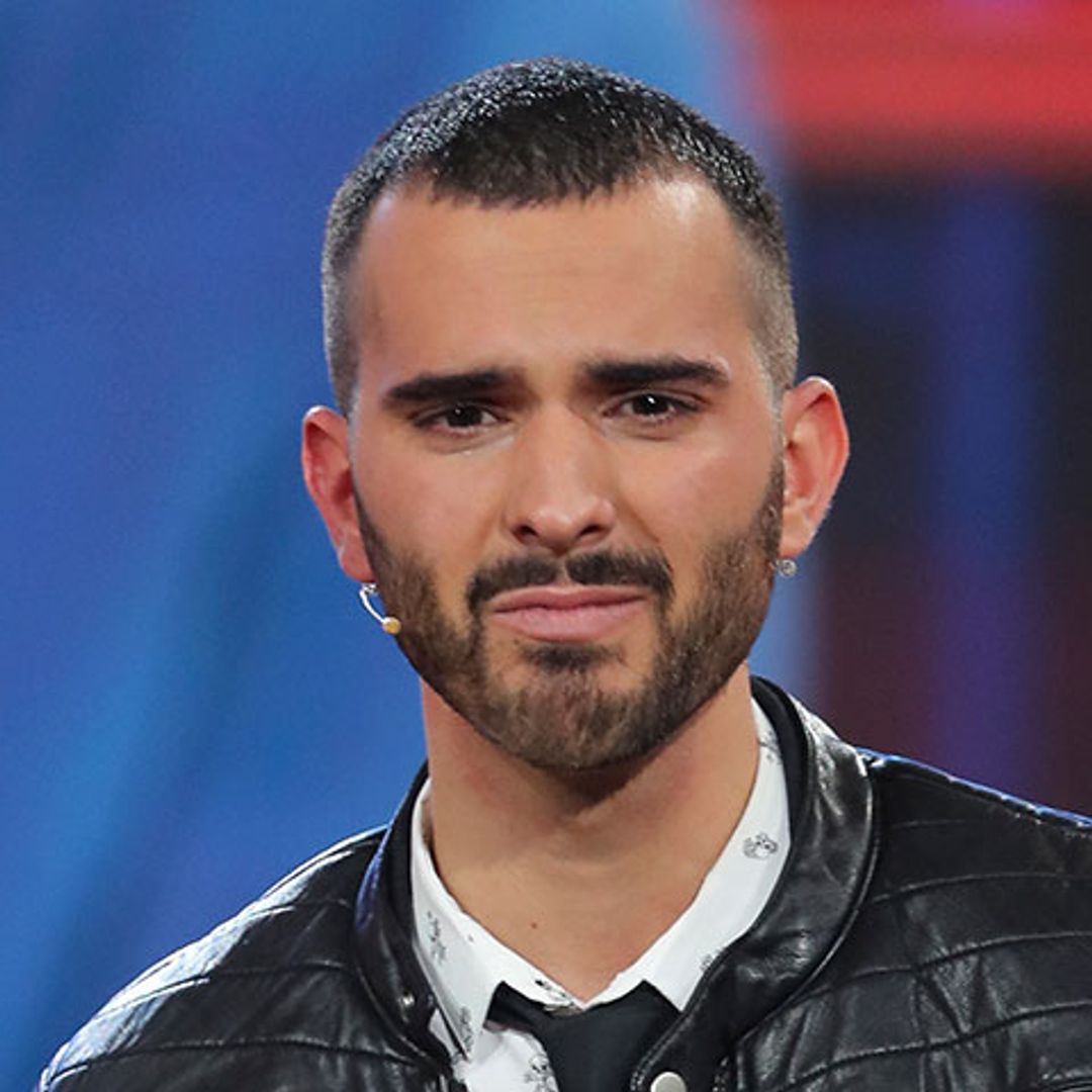 Suso, preocupado tras salir de la casa y ver la mala relación entre su madre y Aurah