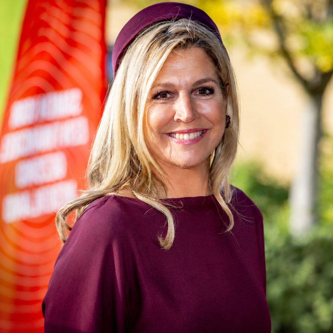Máxima de Holanda sigue los pasos de la infanta Sofía y confirma que este otoño el color berenjena se lleva (literalmente) de pies a cabeza