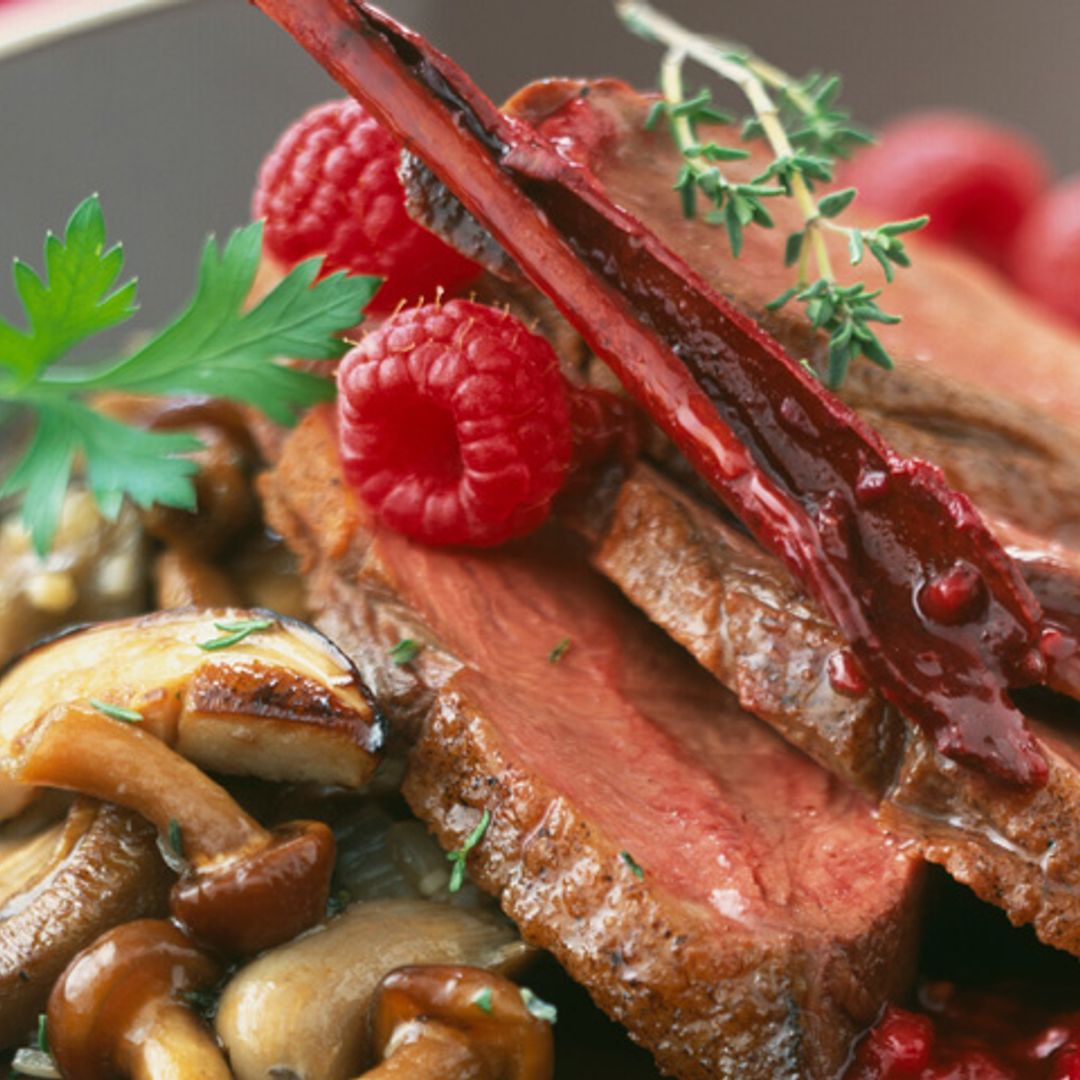 'Magret' de pato con frambuesas y setas