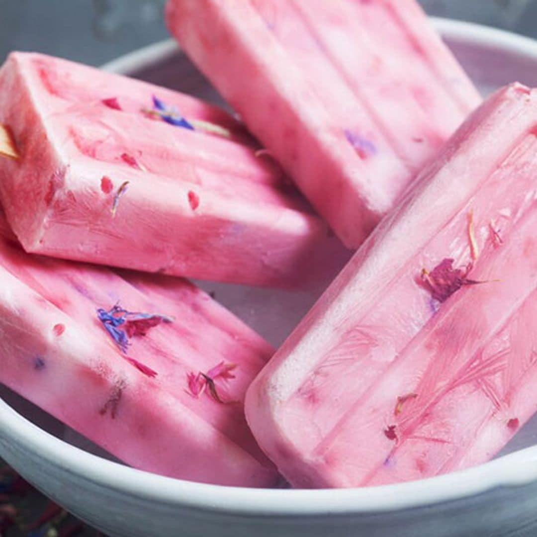 Polos de fresa y yogur con flores comestibles