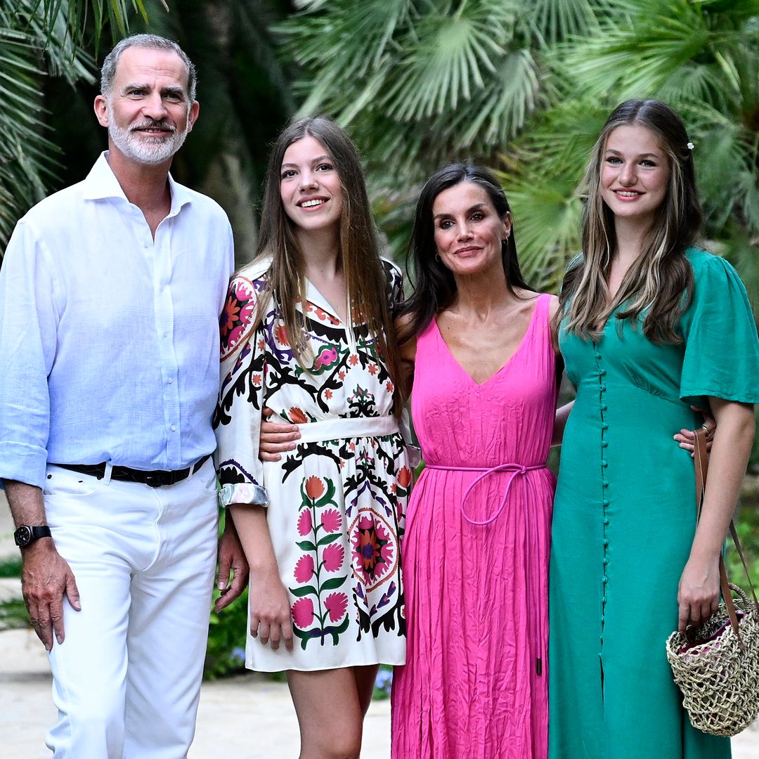 La reina Letizia llevó este vestido fucsia de Adolfo Domínguez en su posado familiar en los Jardines de Alfàbia de Soller (Mallorca) el 13 de julio de 2023.