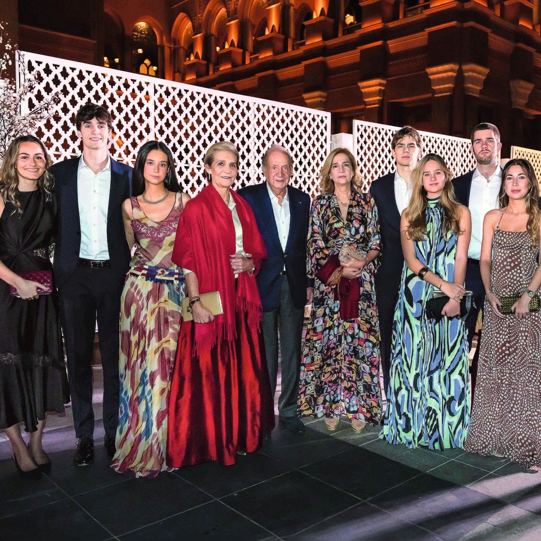 En Abu Dabi, con el Rey Juan Carlos, sus hijos, las novias de Pablo y Miguel, la infanta Elena y Victoria Federica, y saludando en un acto celebrado en Torrejón de Ardoz