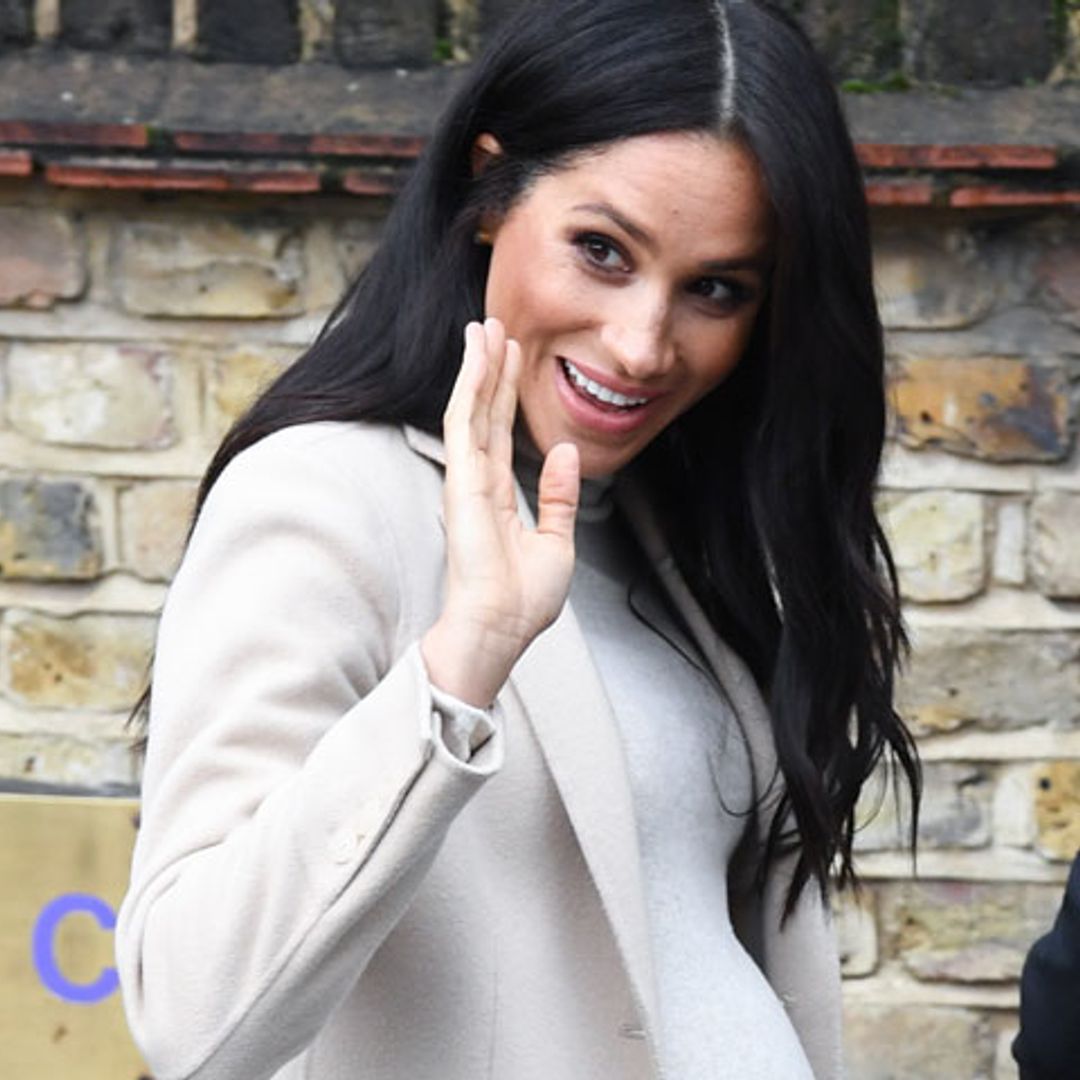 Meghan Markle marca curvas premamá con un vestido de 28 euros