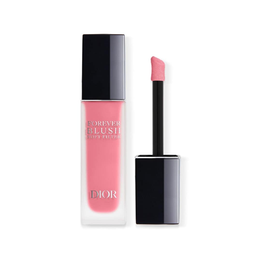 Dior Forever Blush Soft Filter (43 euros). La novedad de Dior es un colorete disponible en 10 tonos con "efecto filtro"; una fórmula líquida con textura batida y aérea que le aporta una nube de color a la piel de acabado mate luminoso y la hidrata gracias a su ácido hialurónico. 
