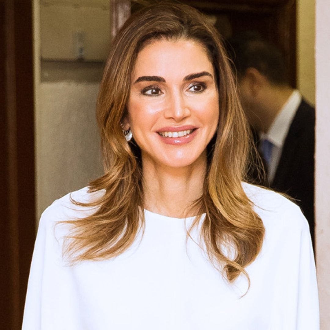 El truco de estilo con el que Rania de Jordania no necesita chaqueta ni abrigo