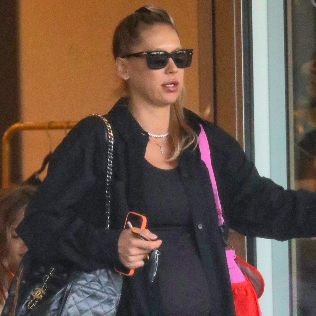 Anna Kournikova, en la recta final de su embarazo, rompe su regla y muestra como nunca su pancita