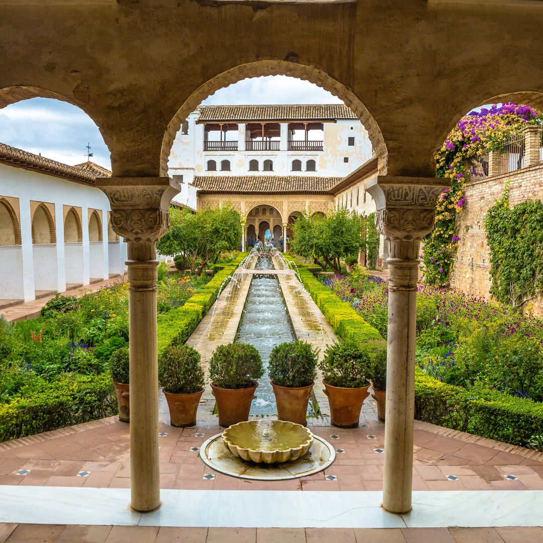 Visitamos La Alhambra de la mano del arquitecto Juan Domingo Santos: "No hay lugares capaces de transmitir tanta espiritualidad, serenidad y placer, a la vez que solemnidad y poder"