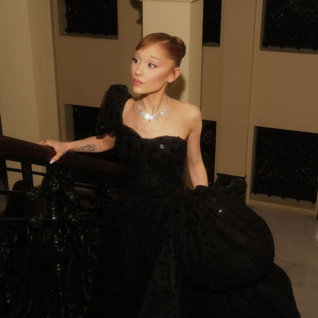 Ariana Grande impacta en Londres con un vestidazo de 1952 para la premier de Wicked