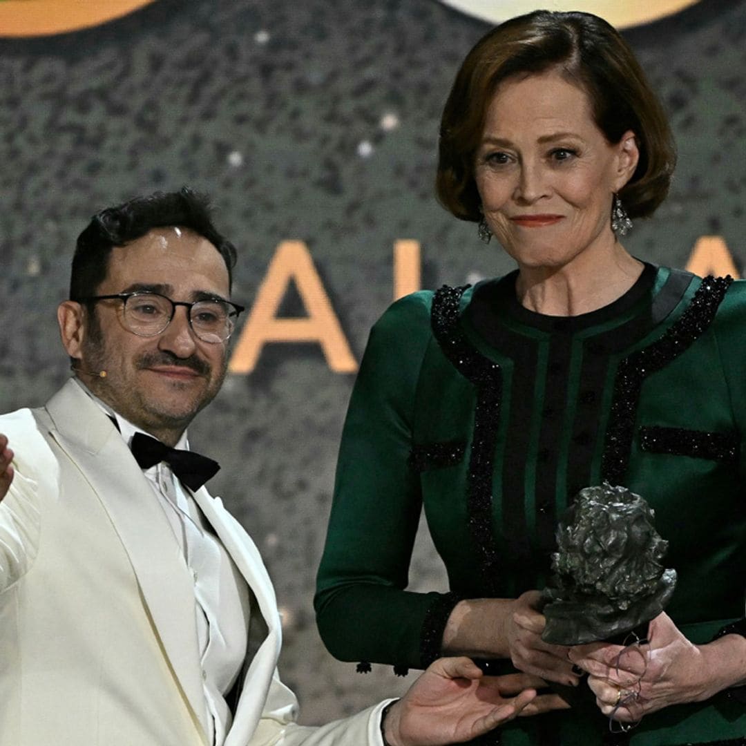 Sigourney Weaver agradece en español y con un conmovedor discurso su Goya Internacional ante la atenta mirada de su orgulloso marido