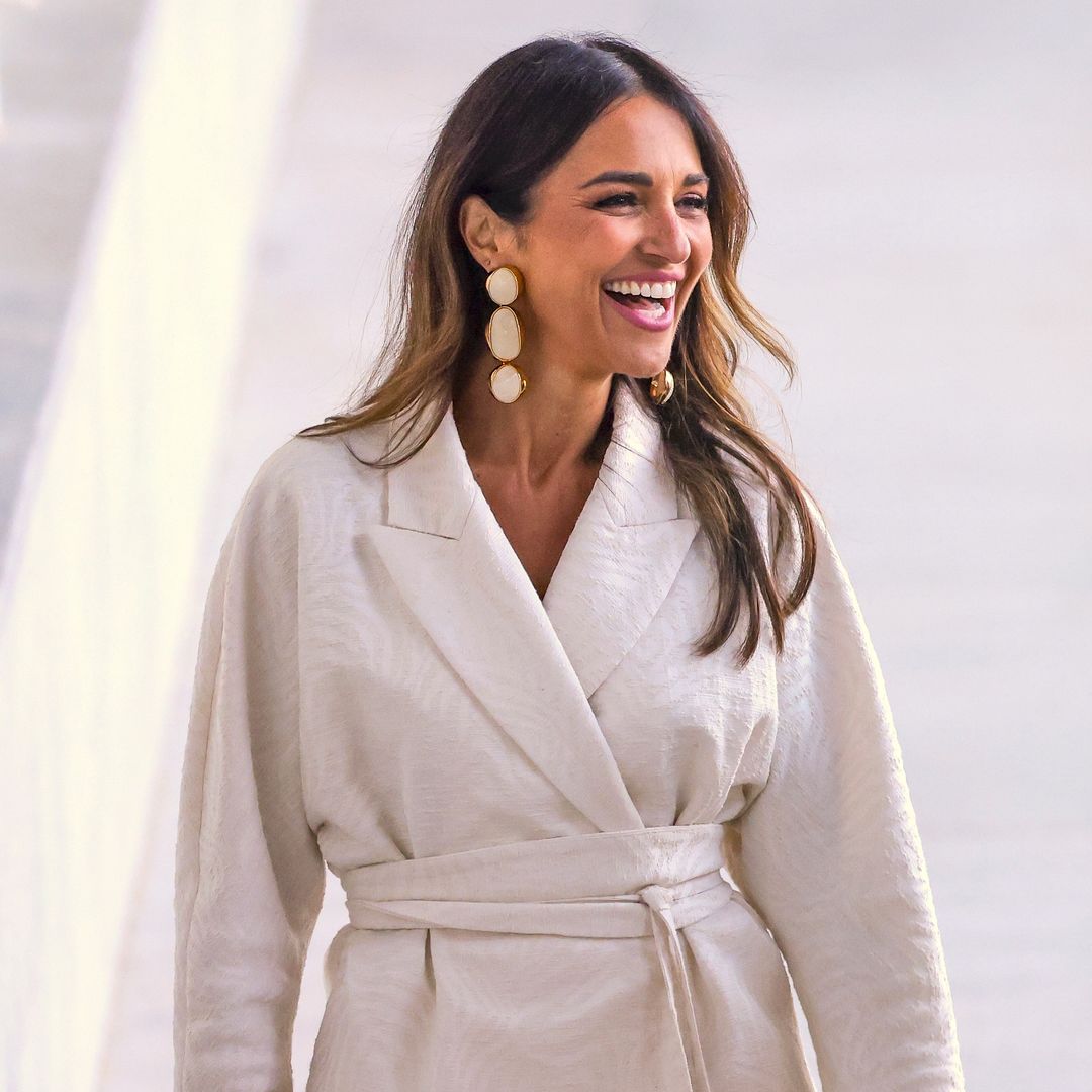 Paula Echevarría acierta con el traje blanco de invitada más elegante junto a David Bustamante en la graduación de su hija Daniela