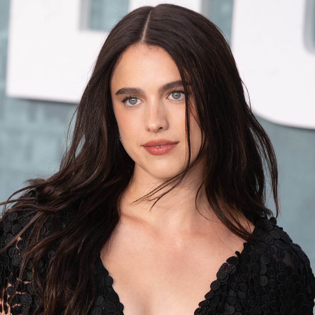 Margaret Qualley es la primera en llevar las virales 'barefoot sandals' de Chanel