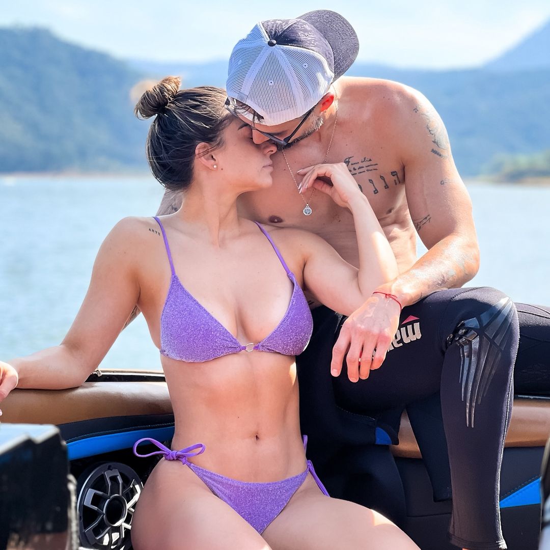Con un romántico posado, José Ron y su novia celebran 9 meses de relación