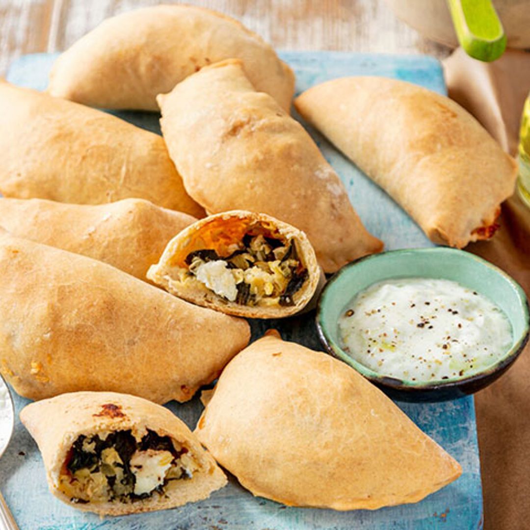 'Mini calzone' rellenas de espinacas y queso feta con mahonesa a la pimienta
