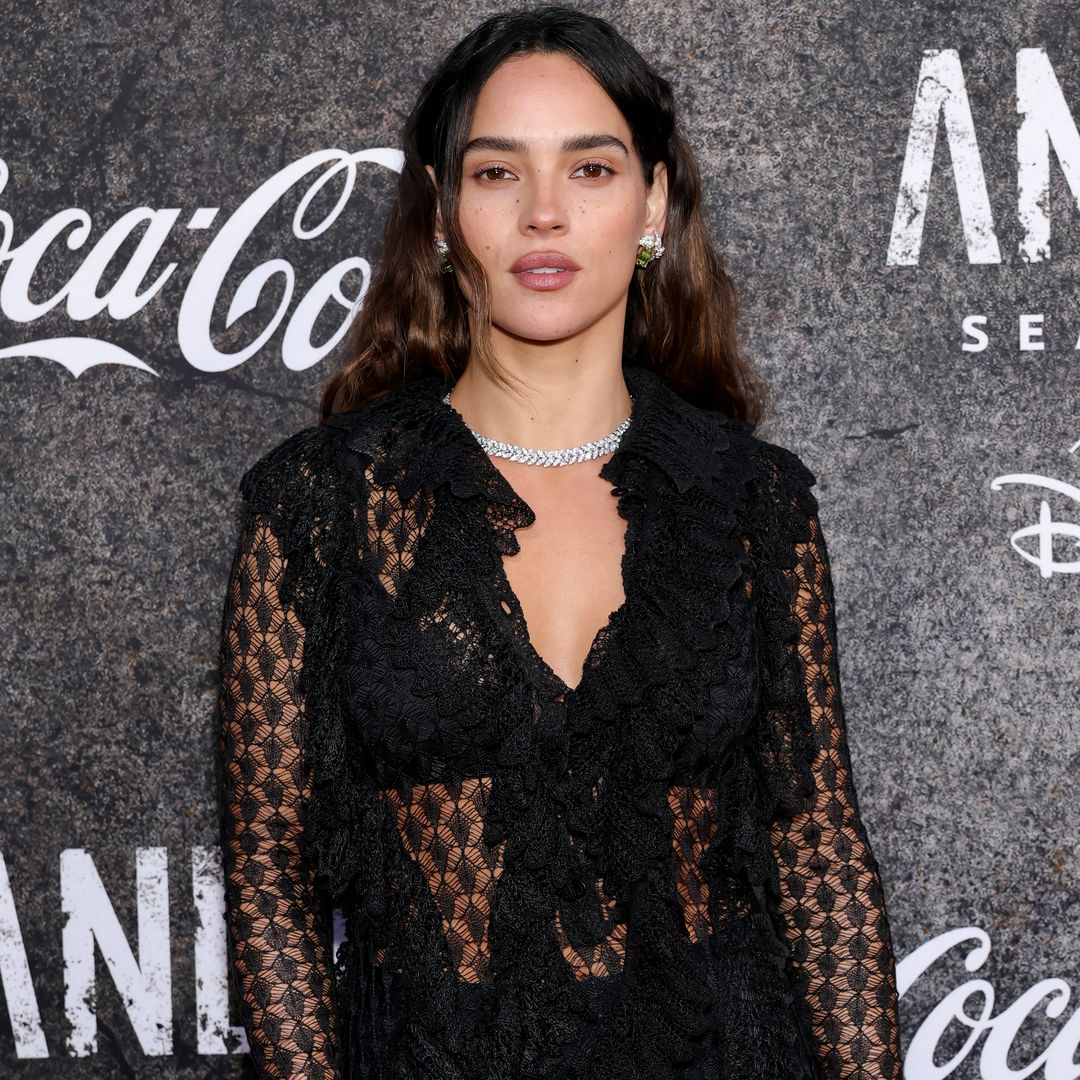 Adria Arjona triunfa con estilo bohemio y transparencias en la presentación de 'Andor'