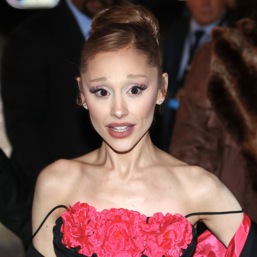 Adiós al rubio de ‘Wicked’: Ariana Grande estrena pelo castaño, maquillaje geisha y un vestido ‘vintage’ de los 50