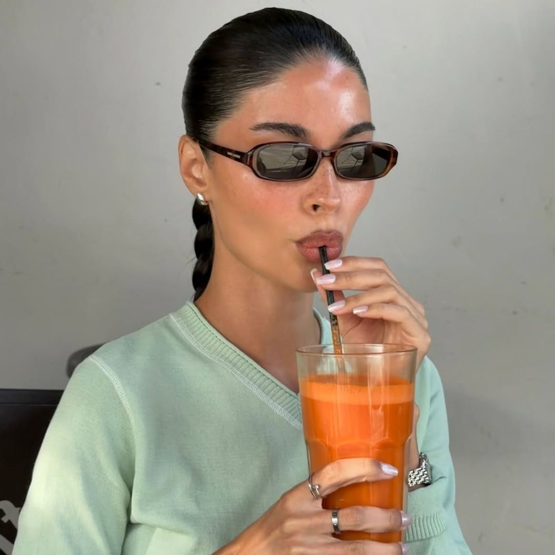 Mujer bebiendo un batido de zanahoria