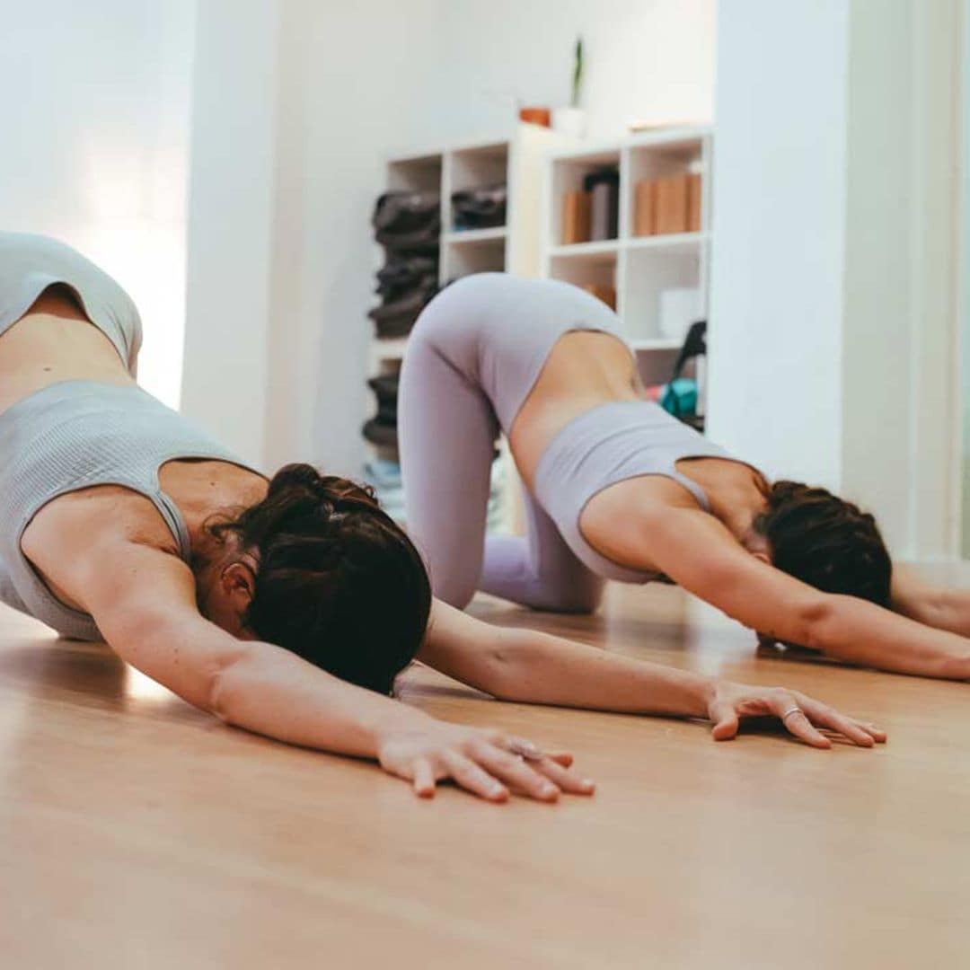 Si necesitas estirar tu espalda, es el momento de probar esta postura de yoga