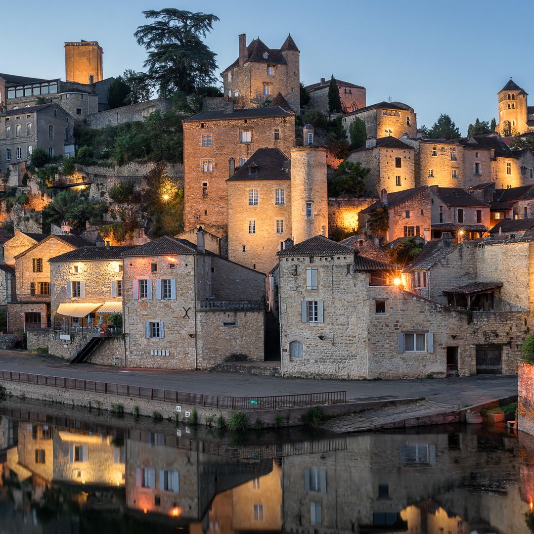 Vista nocturna del pueblo de Puy L'Eveque en Francia
