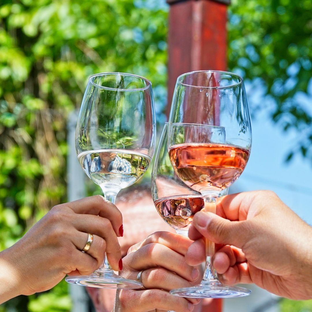 Blancos, rosados o espumosos: los mejores vinos para descorchar este verano
