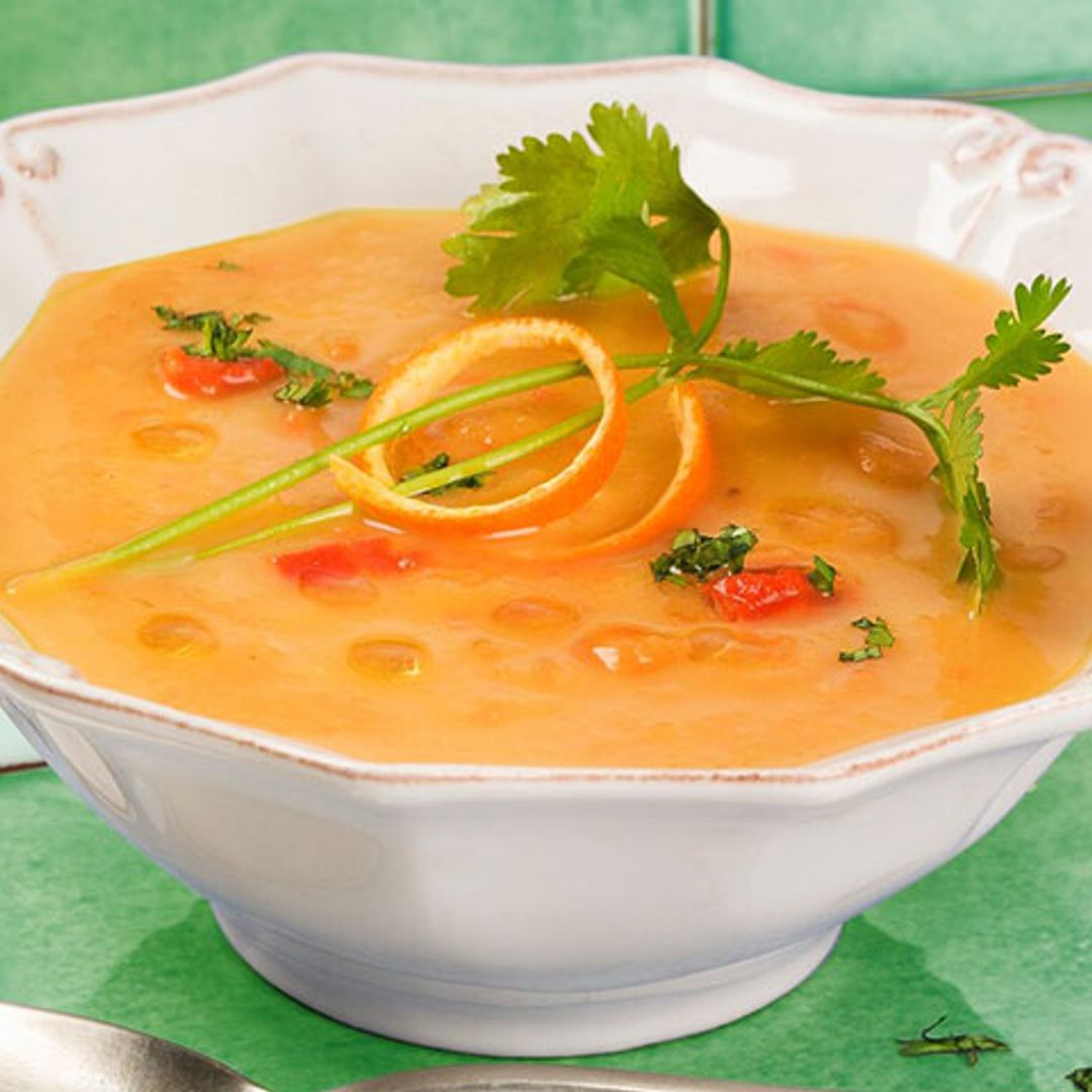 Crema aterciopelada de calabaza y tomate a la naranja